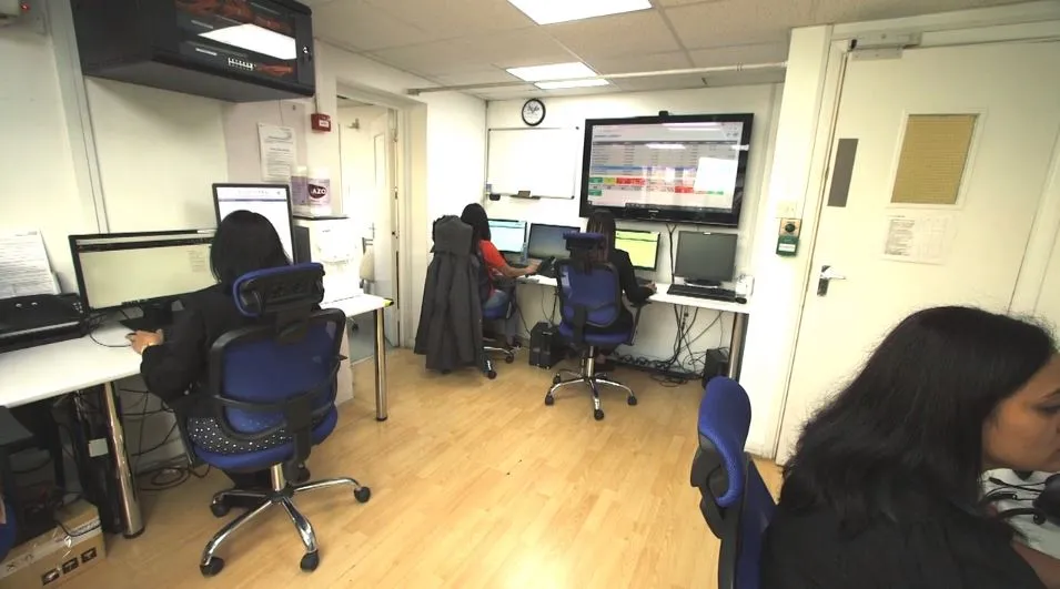 Staff+in+office+taking+calls+-2880w